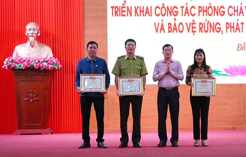 Đại diện lãnh đạo TP. Đồng Hới trao thưởng các cá nhân có thành tích xuất sắc trong công tác BV-PTR năm 2023.