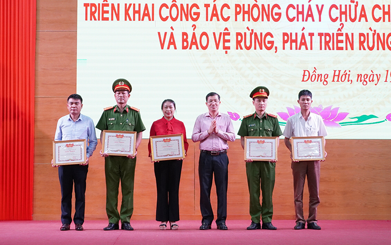Đại diện lãnh đạo TP. Đồng Hới trao thưởng cá nhân có thành tích xuất sắc trong công tác PCCC và CNCH năm 2023.