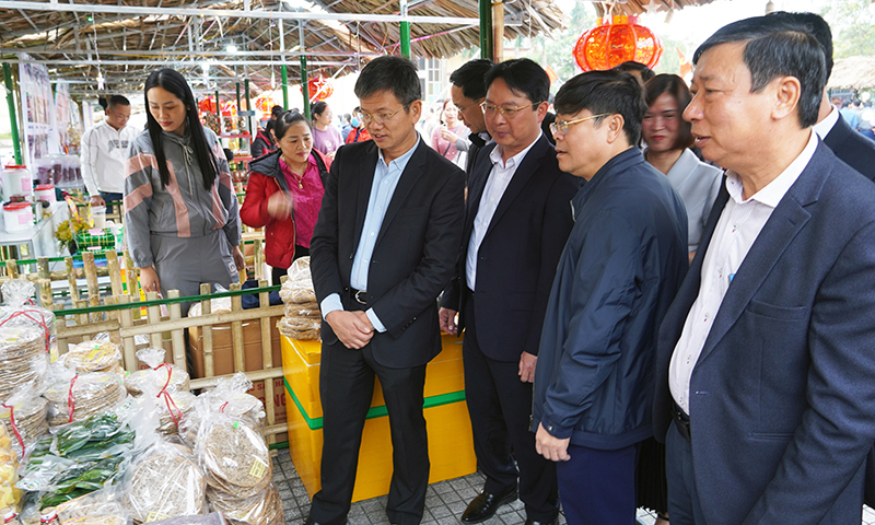 Mặt trận và các đoàn thể trên địa bàn huyện Quảng Ninh tham gia trưng bài gian hàng hưởng ứng Cuộc vận động “Người Việt Nam ưu tiên dùng hàng Việt Nam”.