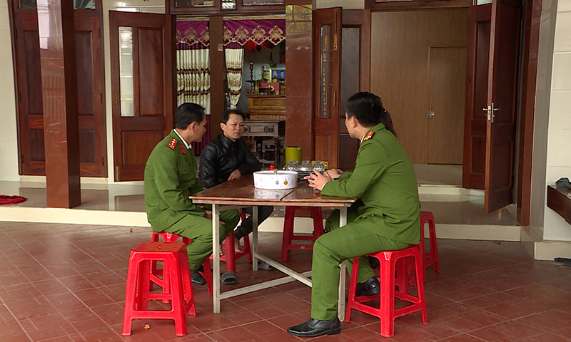 Lực lượng Công an cơ sở thường xuyên thăm hỏi, tiếp xúc với những người một thời lầm lỡ để động viên họ vươn lên trong cuộc sống.