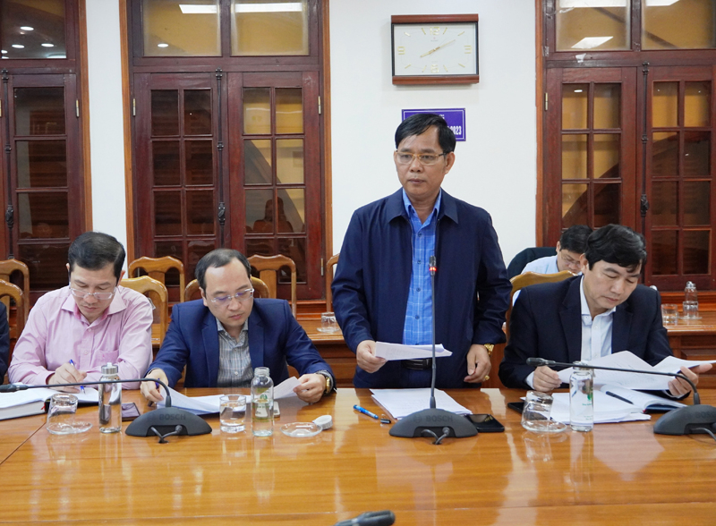 Đồng chí Trần Công Tám, Chi cục trưởng Chi cục Chăn nuôi - Thú y báo cáo tình hình dịch bệnh trên địa bàn