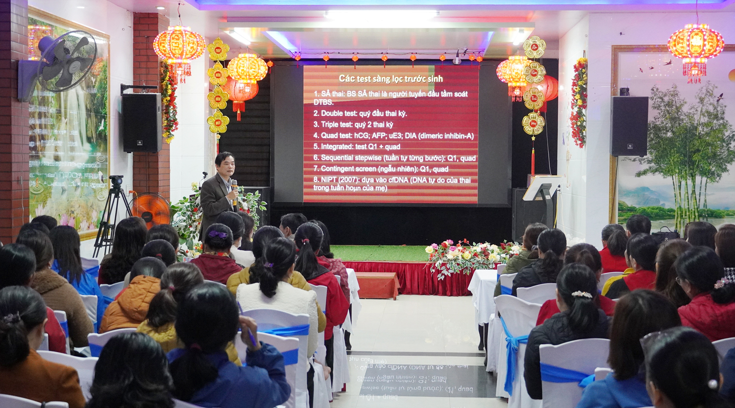 Lãnh đạo Chi cục Dân số-KHHGĐ tỉnh trao đổi các kiến thức về chương trình sàng lọc trước sinh và sơ sinh tại lớp tập huấn.