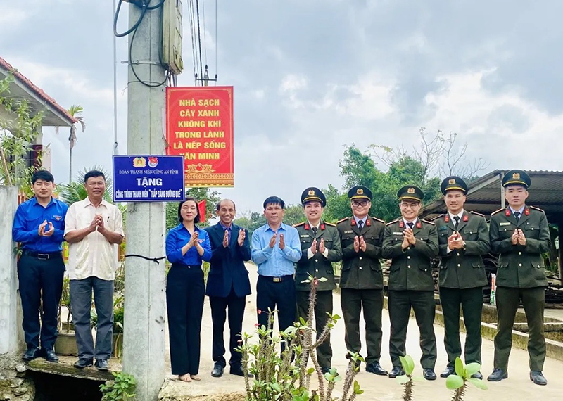 Trao tặng công trình  "Thắp sáng đường quê ".