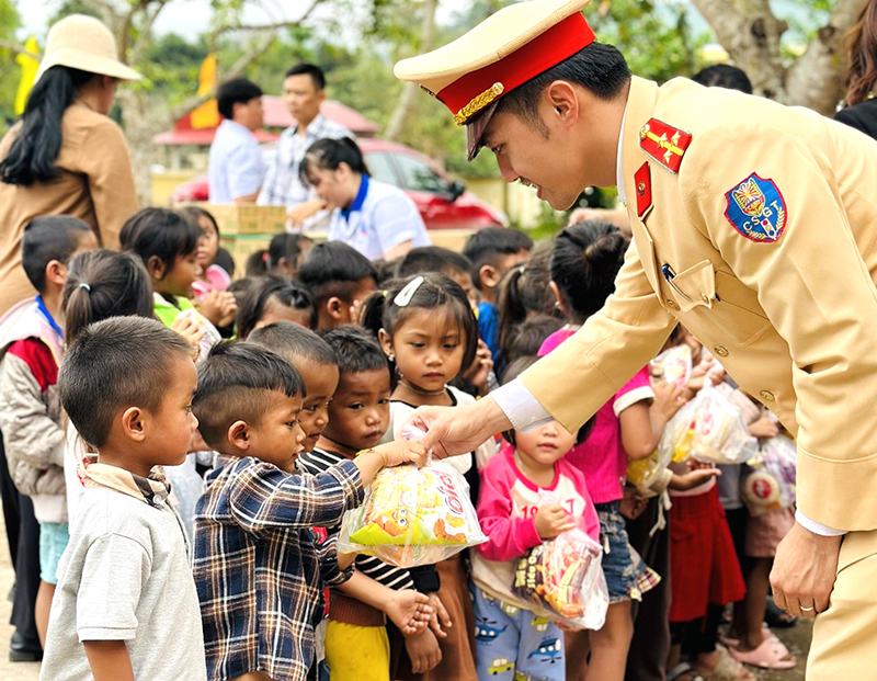 Tặng quà cho các em học sinh, trẻ em vùng cao biên giới.