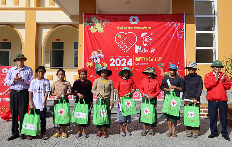 Đại diện lãnh đạo Ủy ban MTTQVN tỉnh và Hội Chữ thập đỏ tỉnh trao quà Tết cho hộ có hoàn cảnh khó khăn tại xã Tân Trạch (Bố Trạch).