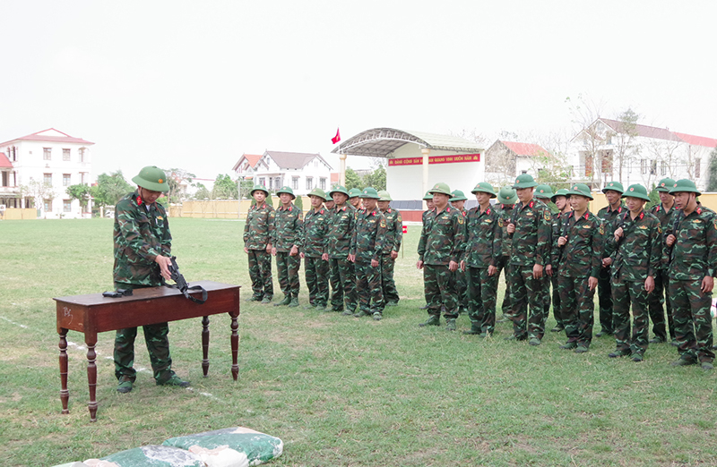 Thực hành cách tháo lắp súng.