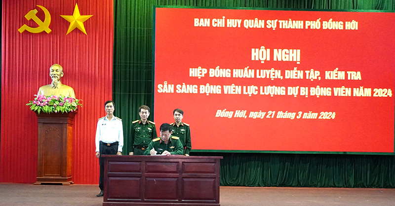 Đại diện Ban CHQS thành phố và đơn vị nhận nguồn ký kết biên bản hiệp đồng huấn luyện, diễn tập, kiểm tra sẵn sàng động viên LLDBĐV năm 2024.