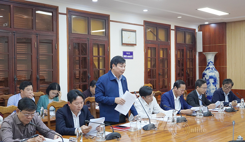 Lãnh đạo Quỹ phát triển đất tỉnh báo cáo tình hình thu tiền sử dụng đất năm 2023.