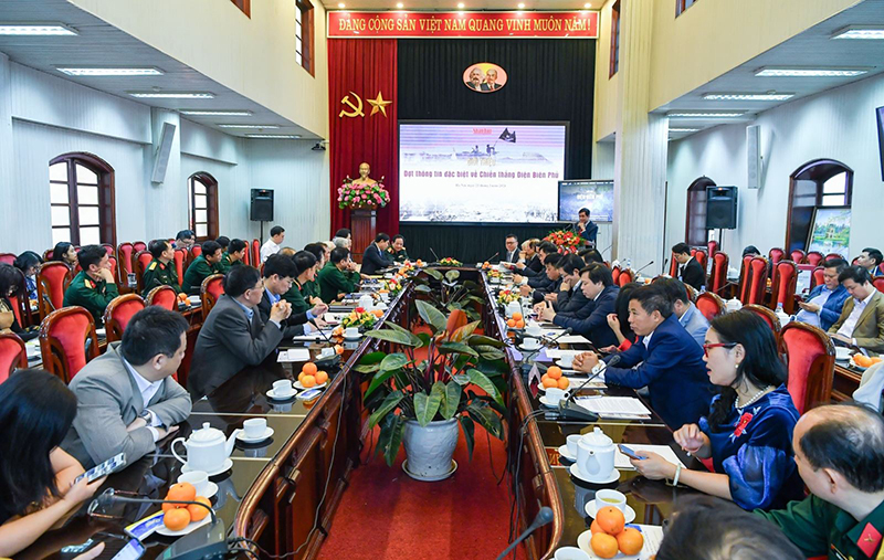 Quang cảnh buổi giới thiệu Đợt thông tin đặc biệt về Chiến thắng Điện Biên Phủ trên các ấn phẩm, nền tảng của Báo Nhân Dân. Ảnh: Thành Đạt