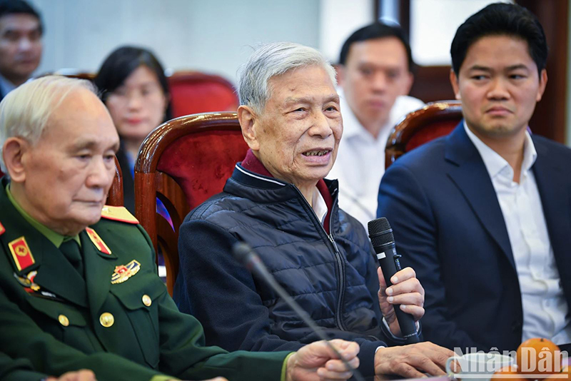 Trung tướng Đặng Quân Thụy, nguyên Phó Chủ tịch Quốc hội, cựu chiến binh Điện Biên Phủ chia sẻ về kỷ niệm thời tham gia chiến đấu tại chiến trường Điện Biên Phủ. Ảnh: Thành Đạt