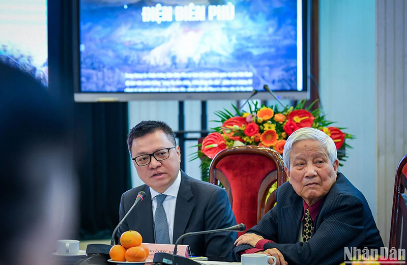 Đồng chí Lê Quốc Minh, Tổng Biên tập Báo Nhân Dân trao đổi với các phóng viên tại sự kiện. Ảnh: Thành Đạt