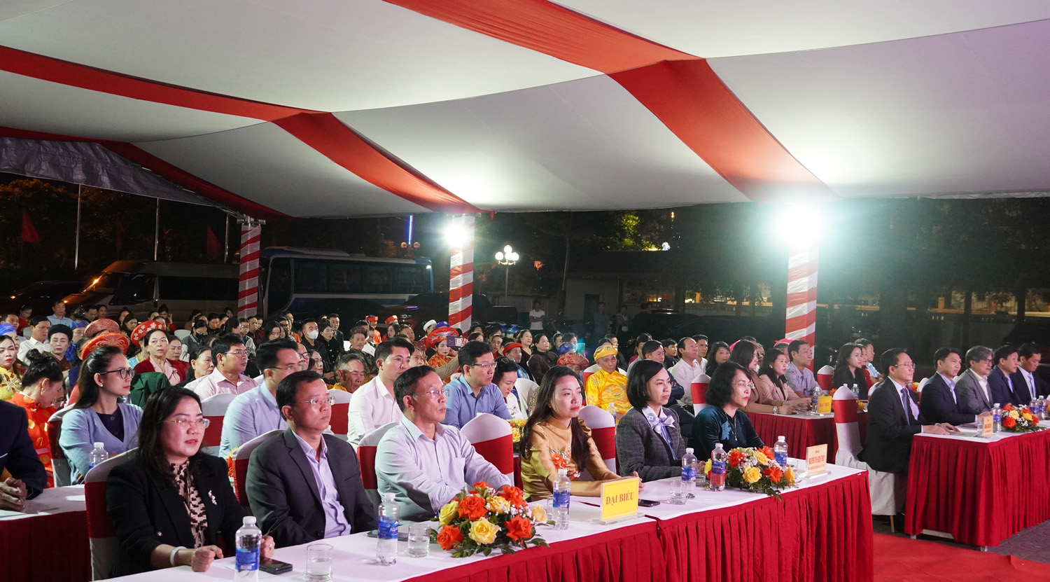 Các đại biểu tham dự lễ.