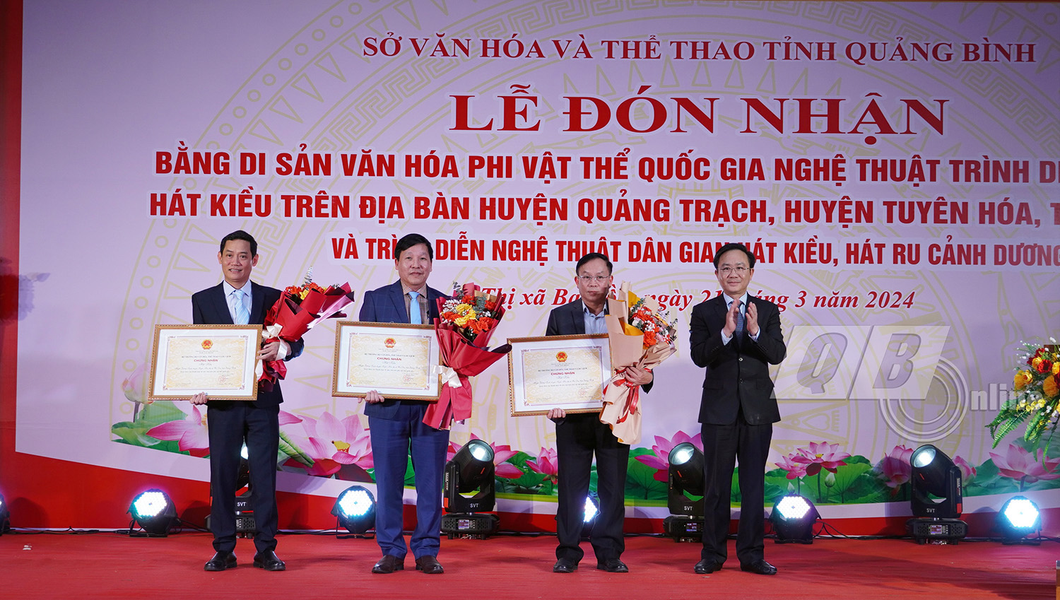  Đồng chí Phó Chủ tịch UBND tỉnh Hoàng Xuân Tân trao Bằng công nhận di sản văn hóa phi vật thể quốc gia Nghệ thuật trình diễn dân gian Hát Kiều cho đại diện lãnh đạo huyện Quảng Trạch, huyện Tuyên Hóa và thị xã Ba Đồn.