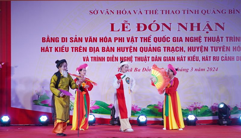 Các tiết mục trình diễn nghệ thuật dân gian Hát Kiều.