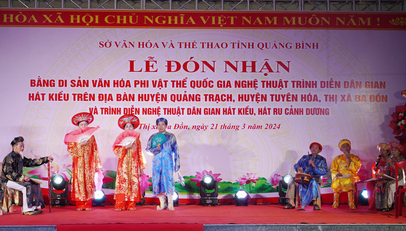 Tiết mục trình diễn nghệ thuật dân gian Hát Kiều.