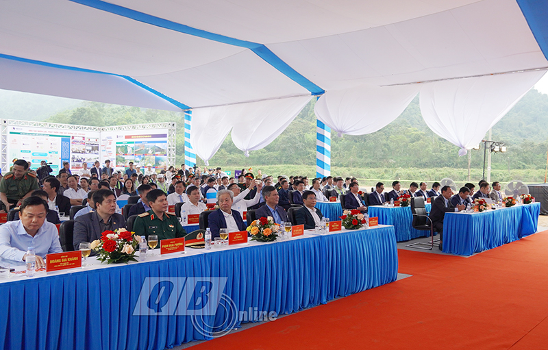 - Các đại biểu tham dự buổi lễ.