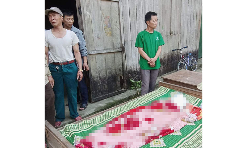 Gia đình làm lễ an táng theo phong tục địa phương cho bé trai xấu số.