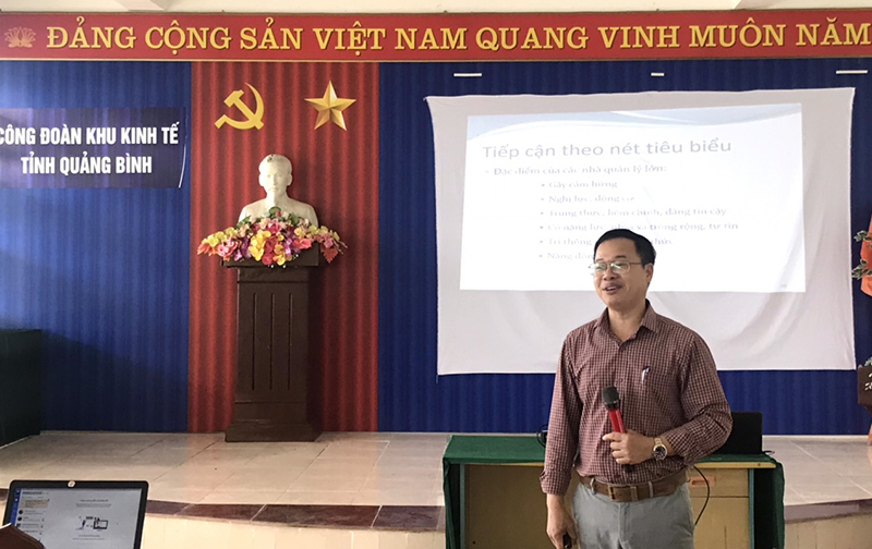 Giảng viên Trường đại học Quảng Bình truyền đạt chuyên đề.