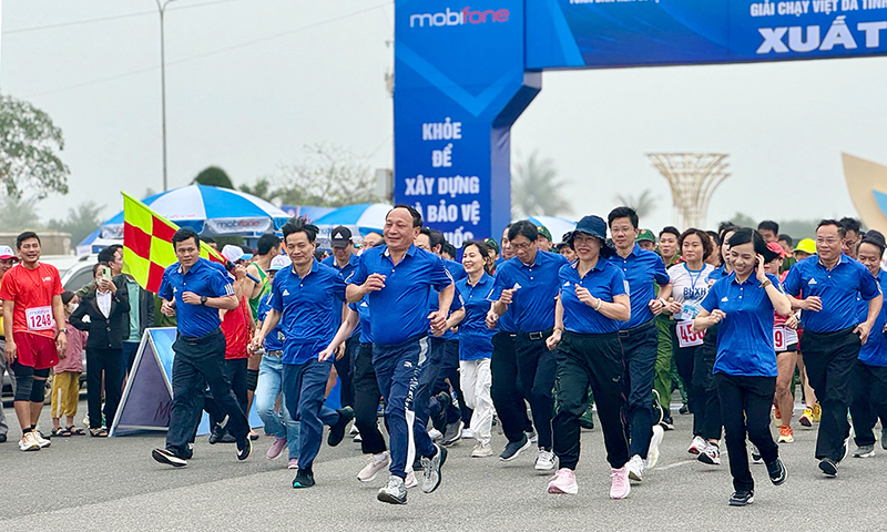 Đồng chí Phó Bí thư Thường trực Tỉnh ủy Trần Hải Châu cùng đông đảo đại biểu tham gia chạy hưởng ứng cuộc vận động.