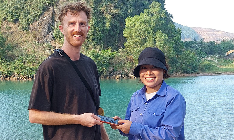 Chị Cao Thị Huyền trao trả tài sản cho du khách đến từ New Zealand ngày 21/3/2024.