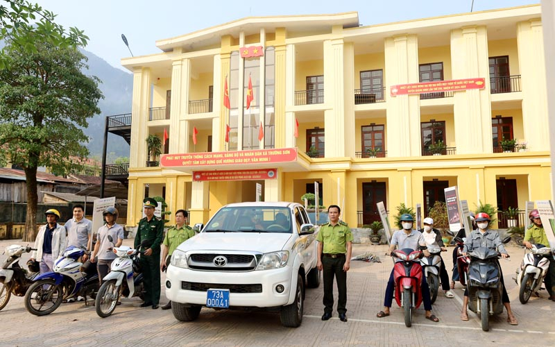 Các lực lượng tham gia tuyên truyền về công tác bảo vệ rừng, động vật hoang dã và môi trường tại xã Trường Sơn.