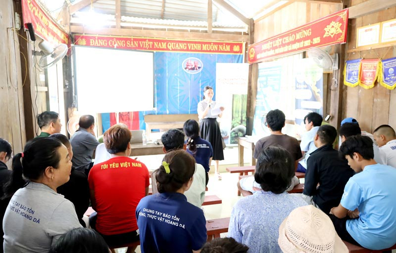 Quang cảnh buổi truyền thông về bảo vệ rừng, động vật hoang dã và môi trường tại  bản Cây Cà, xã Trường Sơn.
