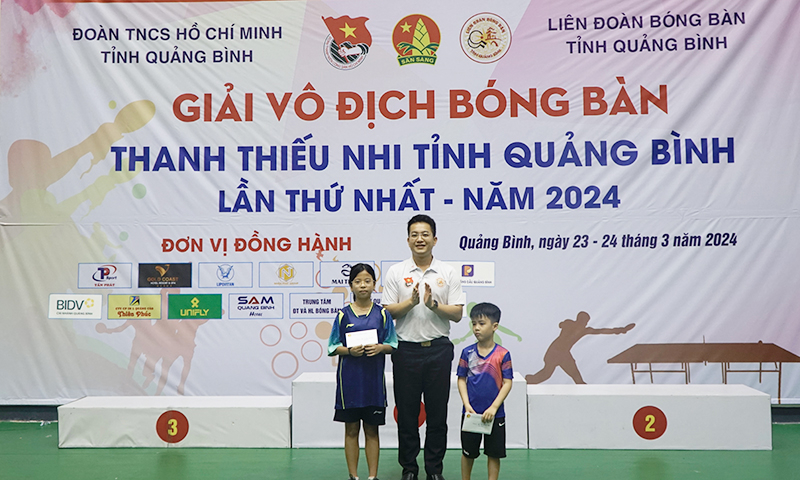 Ban Tổ chức trao giải VĐV nhỏ tuổi nhất và giải VĐV phong cách nhất.