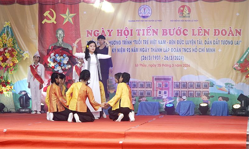 Tiết mục văn nghệ ôn lại lịch sử.