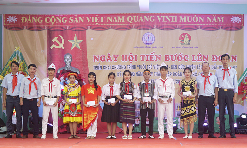 Đại diện tổng phụ trách cụm trao quà cho các cán bộ Đội có nhiều đóng góp trong phòng trào nhà trường.
