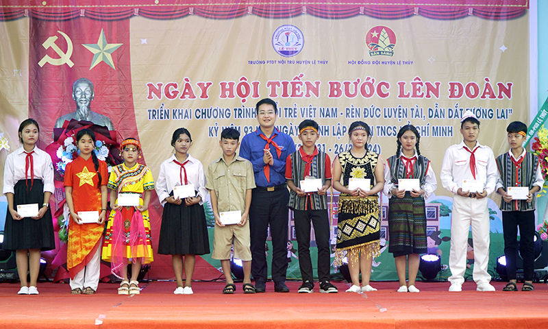 Đại diện lãnh đạo Tỉnh đoàn trao tặng quà cho các em học sinh có hoàn cảnh khó khăn vươn lên trong học tập.