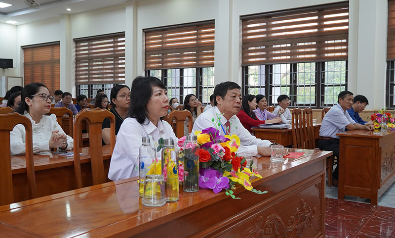 Các đại biểu dự lễ khai giảng.