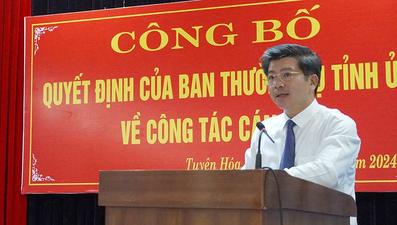 Đồng chí Trưởng ban Tổ chức Tỉnh ủy Trần Vũ Khiêm công bố quyết định của Ban Thường vụ Tỉnh ủy  