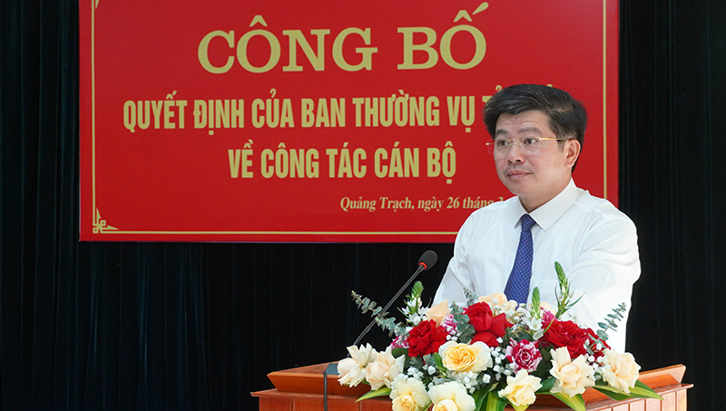 Đồng chí Trưởng ban Tổ chức Tỉnh ủy Trần Vũ Khiêm công bố quyết định của Ban Thường vụ Tỉnh ủy