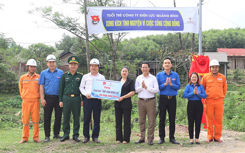 Đại diện lãnh đạo Đảng ủy, Đoàn Khối doanh nghiệp tỉnh, Công ty Điện lực Quảng Bình trao biển tượng trưng công trình thanh niên “Thắp sáng đường quê” cho xã Hóa Sơn (Minh Hóa).