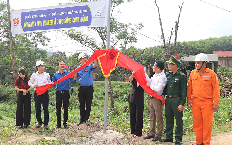 Các đại biểu kéo băng khánh thành công trình thanh niên “Thắp sáng đường quê” tại xã Hóa Sơn (Minh Hóa).