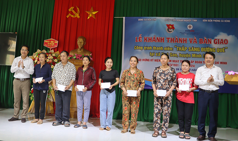 Trao quà hỗ trợ các gia đình là thân nhân của cán bộ chiến sỹ đang công tác tại biên giới, hải đảo.