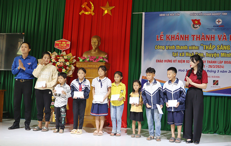  Trao quà hỗ trợ các học sinh có hoàn cảnh khó khăn vượt khó học giỏi.