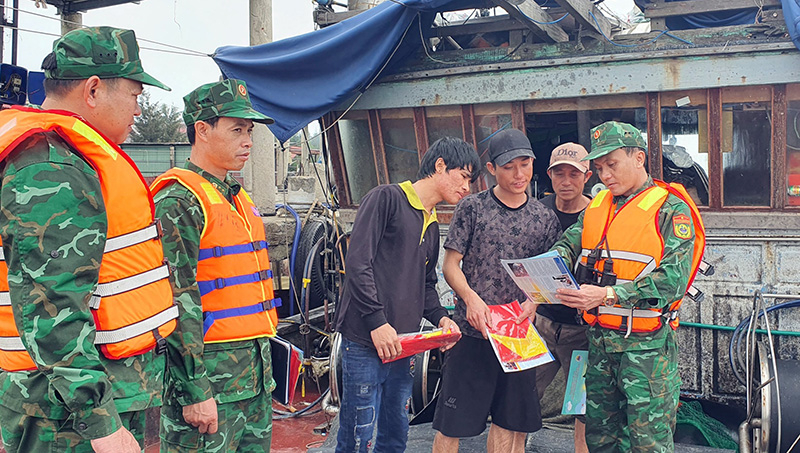Cán bộ, chiến sĩ Trạm kiểm soát Đồn BPCKCG tuyên truyền, hướng dân ngư dân về các quy định chống khai thác IUU.
