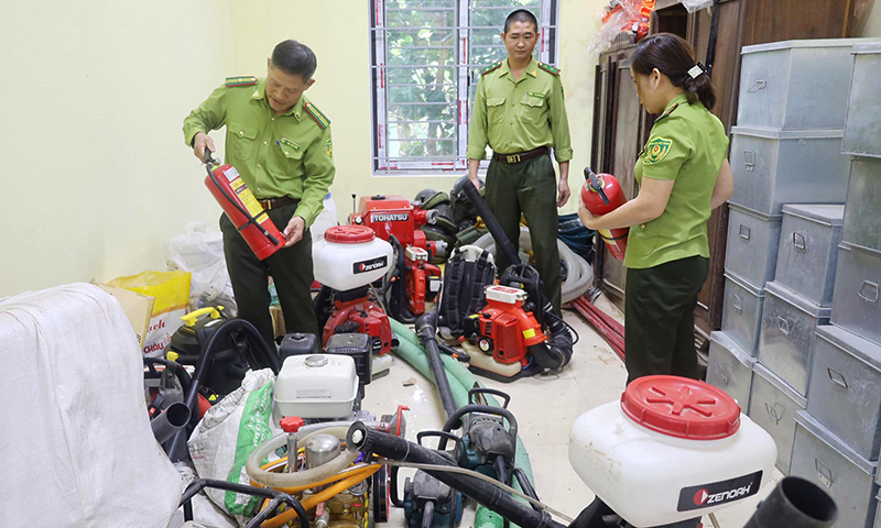 Lực lượng Kiểm lâm huyện Bố Trạch thường xuyên kiểm tra phương tiện, dụng cụ để sẵn sàng ứng phó với  