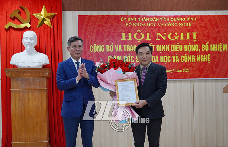 Đồng chí Chủ tịch UBND tỉnh Trần Thắng trao quyết định và tặng hoa chúc mừng tân Giám đốc Sở Khoa học và Công nghệ Nguyễn Trần Quang