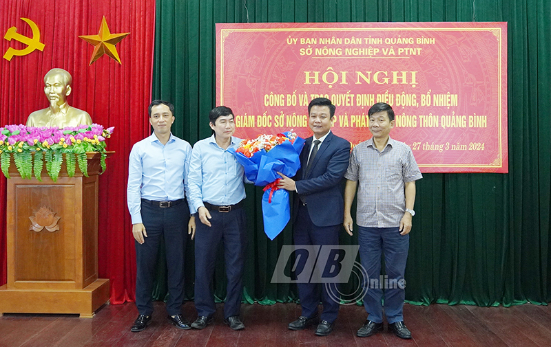 Đồng chí Chủ tịch UBND tỉnh Trần Thắng trao quyết định và tặng hoa chúc mừng tân Giám đốc Sở Nông nghiệp và Phát triển nông thôn Trần Quốc Tuấn