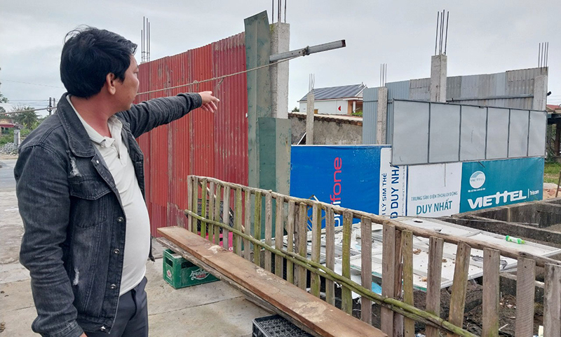Ông Trần Văn Nhất ở thôn Hòa Bình, xã Quảng Hưng (Quảng Trạch) cho rằng bị gây khó dễ khi cải tạo, sửa chữa lại công trình nhà ở, hàng quán.