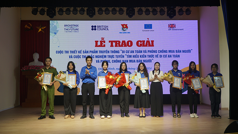 Ban Tổ chức trao giải cho các tác giả có bài dự thi vẽ tranh cổ động đạt chất lượng cao