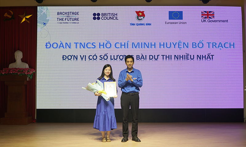 Ban Tổ chức trao giải tập thể xuất sắc nhất cho Huyện đoàn Bố Trạch.