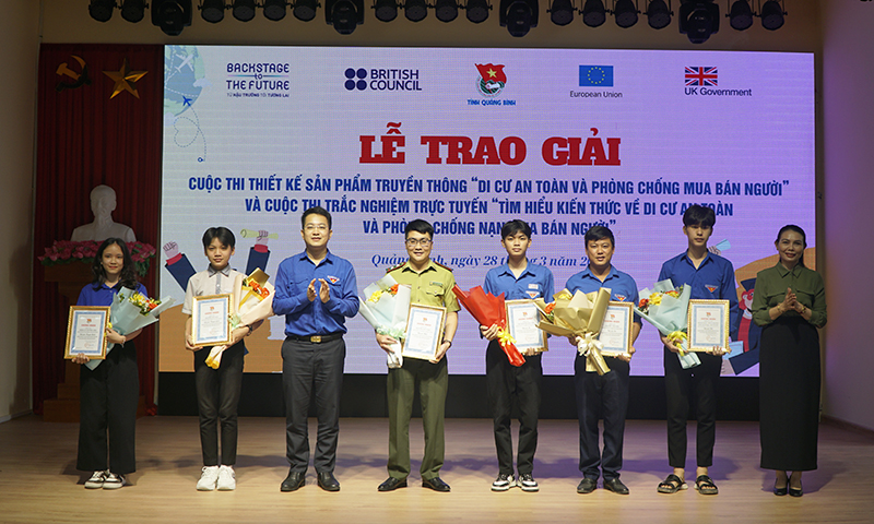 Ban Tổ chức trao giải cho các cá nhân đạt giai