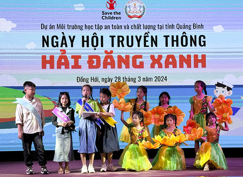 Học sinh thể hiện các sản phẩm truyền thông bằng hình thức sân khấu hóa