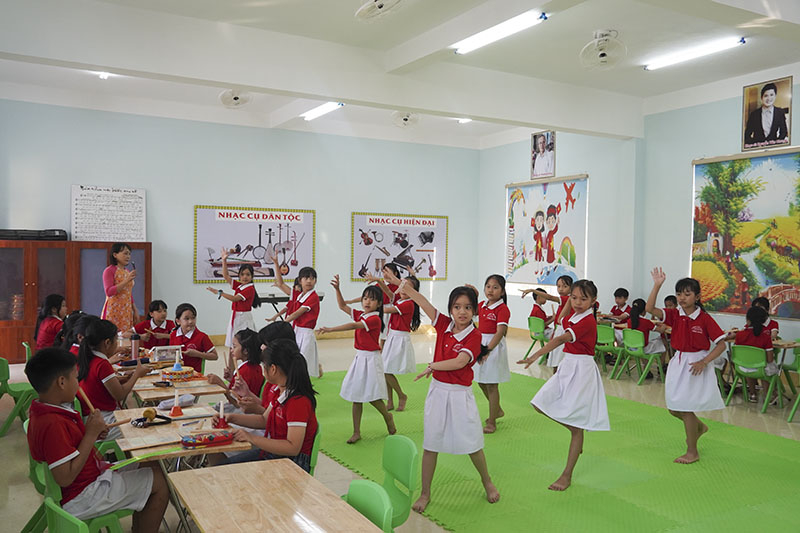 Học sinh trải nghiệm giờ học Âm nhạc với điều kiện cơ sở vật chất, trang thiết bị đồng bộ.