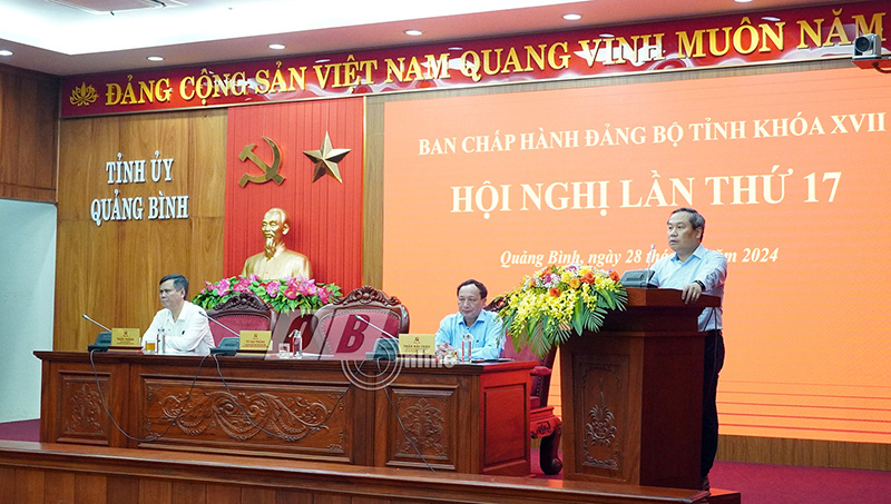 Các đồng chí trong Thường trực Tỉnh ủy điều hành hội nghị