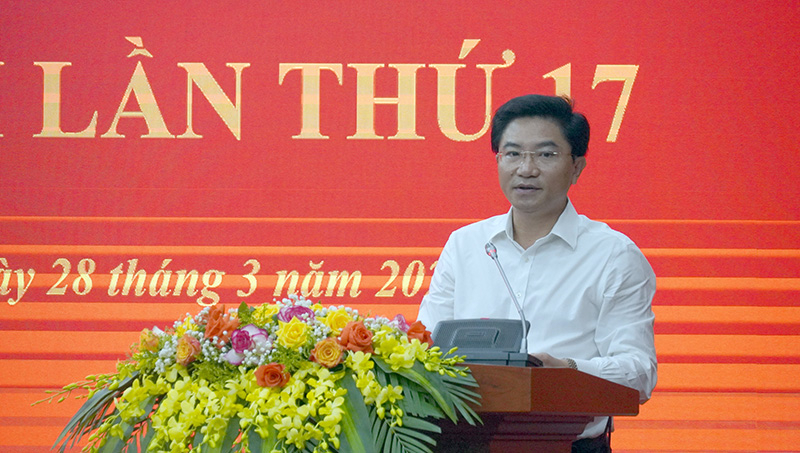 Đồng chí Ủy viên Ban Thường vụ, Bí thư Thị ủy Ba Đồn thảo luận tại hội nghị