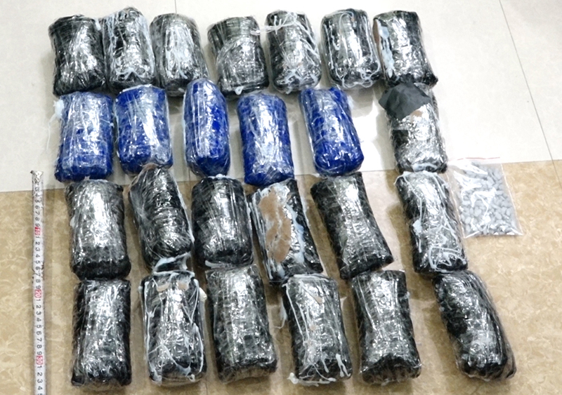 Tang vật gồm 20 gói